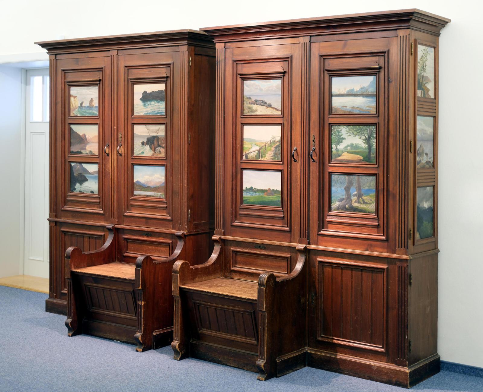 Zwei Schränke mit in den Türen und Seitenflächen eingelegten Landschaftsbildern Wilhelm Ostwalds